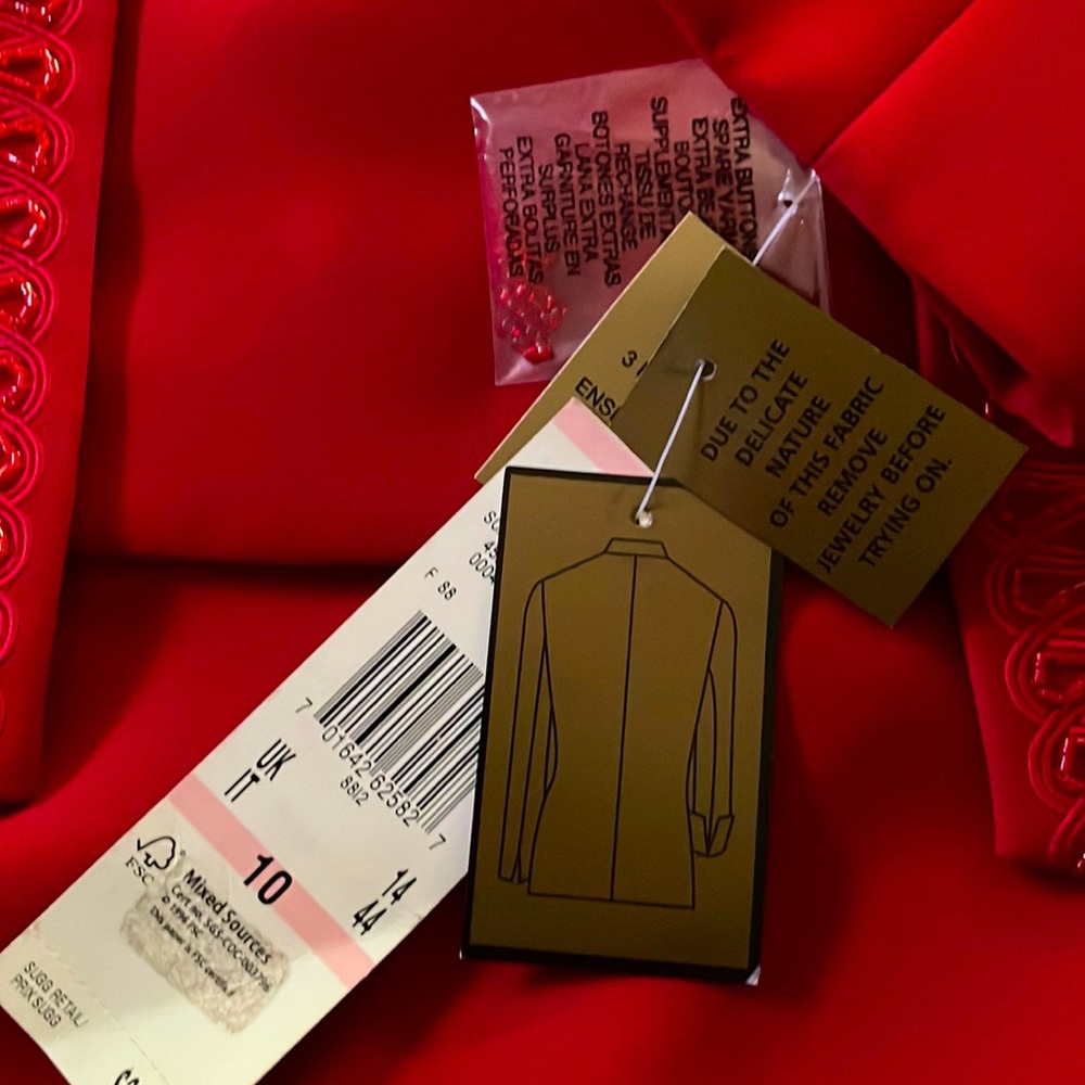 KASPER 3PC Red sparkle suit size 10. 100% PL. exclusive of decoration. Org.320.